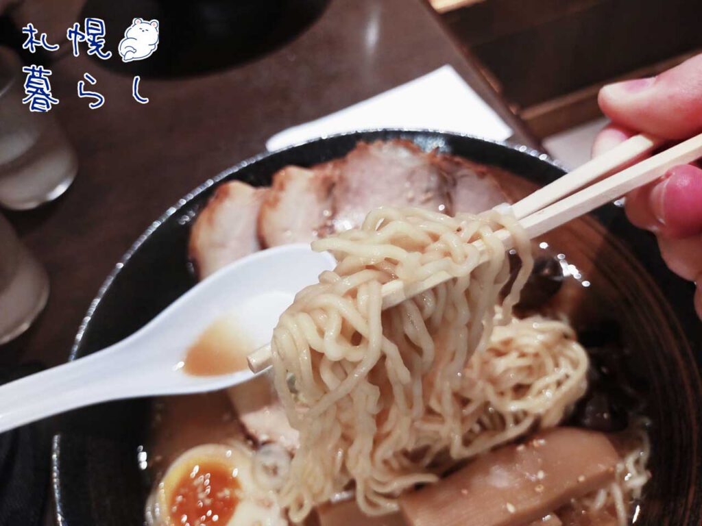 梅光軒のダブル豚チャーシュー麺の中細ちぢれ麺